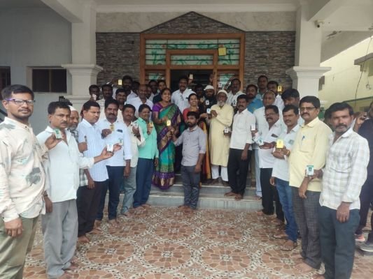 మాజీ ఎమ్మెల్యే కంగాటి శ్రీదేవమ్మ పిలుపు కార్యకర్తలకు ఐడీ కార్డుల పంపిణీ   .