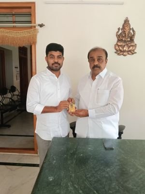 పార్టీ ఐడీ కార్డు అందుకున్న బీసీ సెల్ రాష్ట్ర వర్కింగ్ ప్రెసిడెంట్ రమేష్ గౌడ్