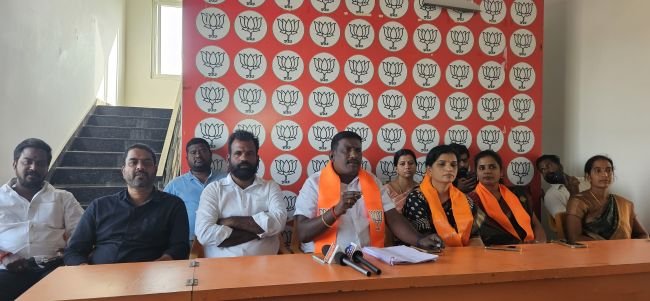 మున్సిపల్ కార్మికుల వేతనాల చెల్లింపులో ప్రతి నెల లక్షల రూపాయల స్కాం