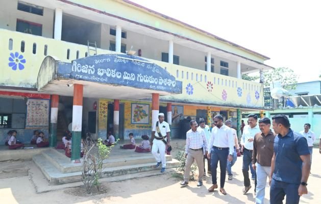 మల్లాపూర్‌లో గిరిజన మినీ గురుకులం,మోడల్ స్కూల్‌ను పరిశీలించిన జిల్లా కలెక్టర్ బి. సత్యప్రసాద్