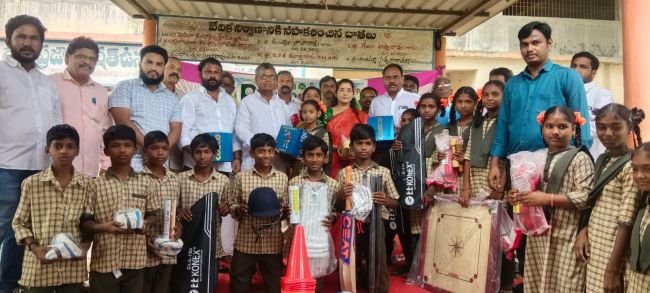 విద్యార్థుల   క్రీడాభివృద్దే   నా లక్ష్యం   విద్యార్థిని విద్యార్థులకు స్పోర్ట్స్ సామాగ్రి అందజేసిన కొవ్వాసు   జగదీశ్వరి