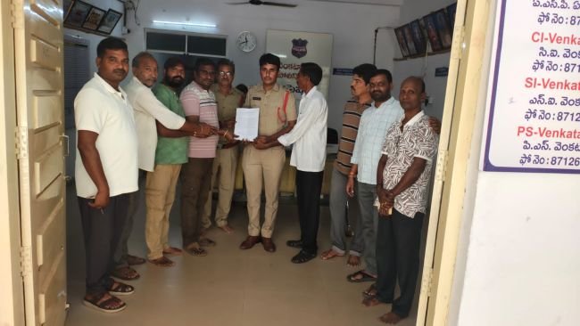 ఇసుక లారీల దుమ్ముతో వ్యాపారుల ఇక్కట్లు