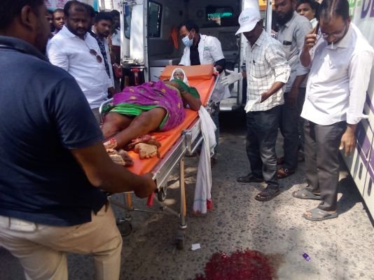 వృద్ధురాలిని ఢీకొన్న ఆర్టీసీ బస్సు..