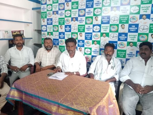 వైసీపీ హయాంలో అభివృద్ధి కనబడలేదా?  కూటమి ప్రభుత్వానికి అభివృద్ధి కార్యక్రమాలు కనిపించడం లేదా..!  కేవలం ఆర్భాటాలకే పరిమితమయ్యారంటూ విమర్శలు  సింగనమల మాజీ సమన్వయకర్త వీరాంజనేయులు