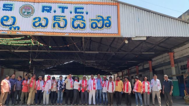 ఎన్నికలలో భాగంగా సిరిసిల్ల బస్ డిపోలో ప్రచారంలో పాల్గొన్న మాజీ ఎమ్మెల్యే చోడ వెంకట రెడ్డి 