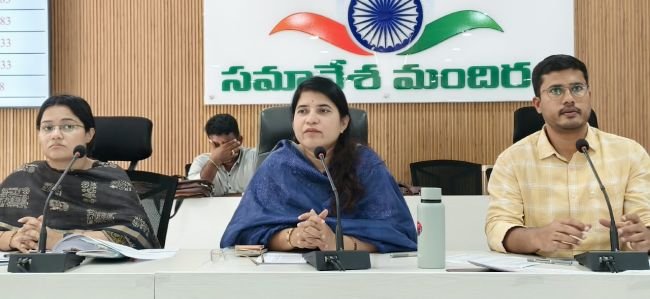రెవెన్యూ దరఖాస్తుల పరిష్కారంలో జాప్యానికి తావులేకుండా చర్యలు-జిల్లా కలెక్టర్‌ రాజకుమారి గణియా