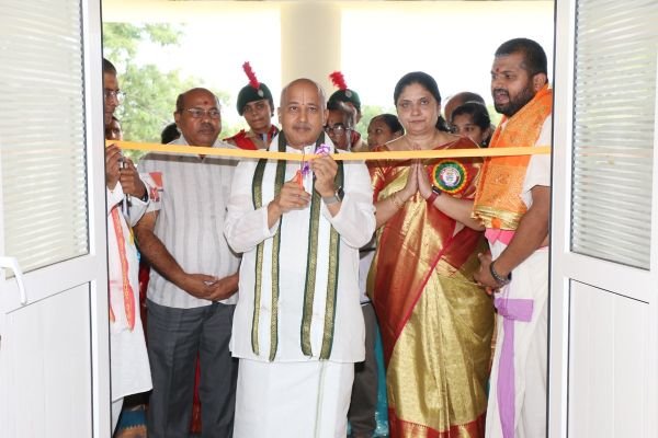 అర్థవంతమైన విద్యతో ఉన్నత శిఖరాలకు ఎదగాలి : టీటీడీ ఈఓ 