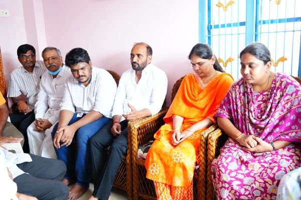 గొంగటి రఘునాథ్ రెడ్డి కుటుంబ సభ్యులను పరామర్శించిన ఎమ్మెల్యే కాకర్ల సురేష్ 
