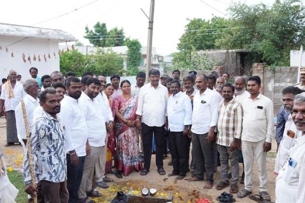 పల్లెల్లో సి సి రోడ్ల నిర్మాణ పనులకు పనులకు శంకుస్థాపన