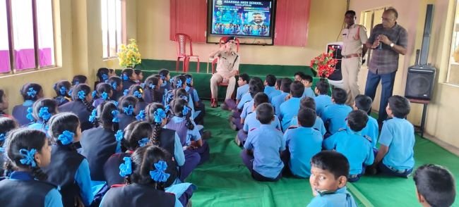 సైబర్ క్రైమ్ పై విద్యార్థులకు అవగాహన