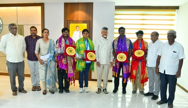 సీఎం చంద్రబాబును కలిసిన ఏపీకి చెందిన ఆసియా క్రీడల విజేతలు  ఆంధ్రప్రదేశ్ ఖ్యాతి నిలిపారంటూ ముఖ్యమంత్రి అభినందనలు