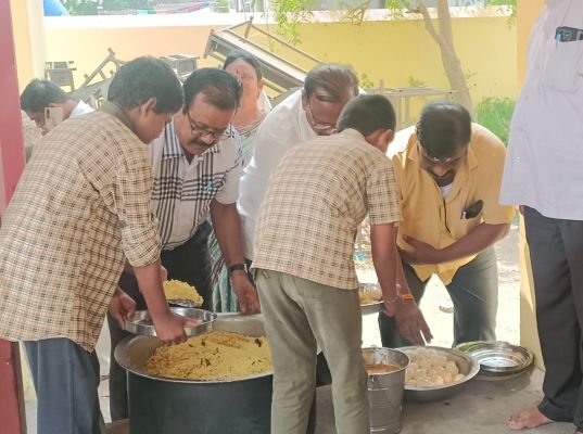 ఆధార్ కేంద్రము, ఫార్మేటివ్ పరీక్షలను సందర్శించిన ఎంఈఓ రవీందర్ 