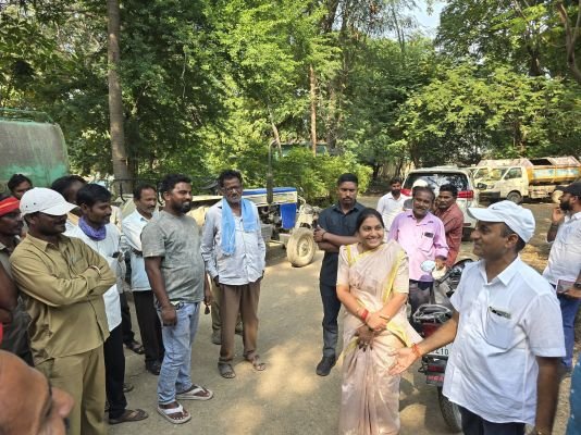 పారిశుద్ధ్య కార్మికులతో మున్సిపల్ చైర్‌పర్సన్ సమావేశం