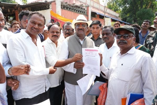 కాంట్రాక్ట్ కార్మికులకు 10 శాతం లాభాల వాటా ఇవ్వాలి - మంత్రి వివేక్‌కు ఎస్ సి సి డబ్ల్యుయు– ఐఎఫ్టియూ వినతి