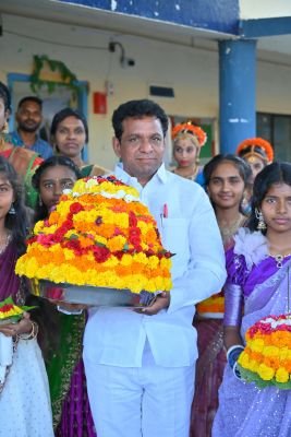 ఆల్ఫోర్స్ ఇంటర్నేషనల్ స్కూల్‌లో ఘనంగా ముందస్తు బతుకమ్మ వేడుకలు - సంప్రదాయ దుస్తుల్లో అలరించిన విద్యార్థినులు.. - రావణ దహనం చేసిన నరేందర్ రెడ్డి