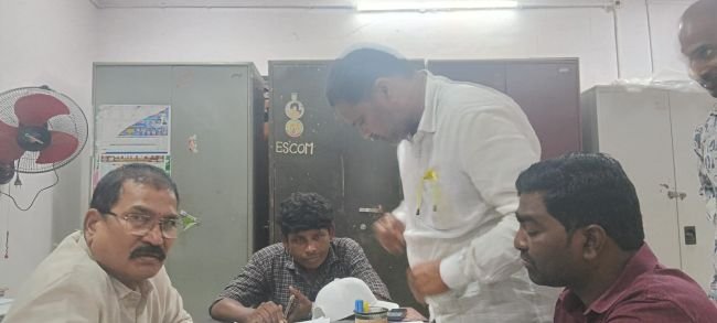 రెవిన్యూ లో పనులు జరగడం లేదు... రీసర్వే పట్టాదార్ పాస్ పుస్తకాల్లో సర్వే నంబర్ల తప్పులు తడక 