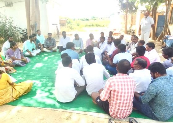 విద్యుత్ లో వోల్టేజీ తో పంటలు ఎండుతున్నాయి.