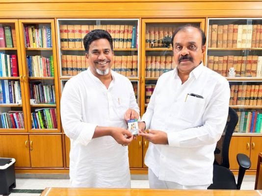 వైఎస్సార్‌సీపీ ఐడీ కార్డు అందుకున్న కాగజ్‌ఘర్ రిజ్వాన్
