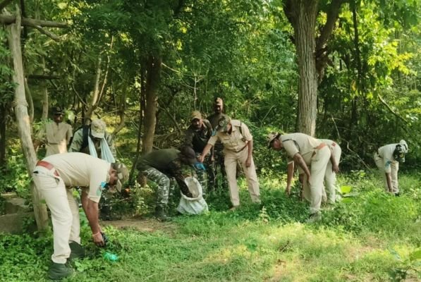 ప్లాస్టిక్‌ వ్యర్థాలతో వన్యప్రాణులకు ముప్పు.. ఎఫ్ఆర్ఓ అనిల్ కుమార్ 