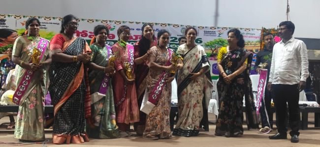 వెల్దుర్తి ఐసీడీఎస్ ప్రాజెక్టుకు మూడు బెస్ట్ అవార్డులు 