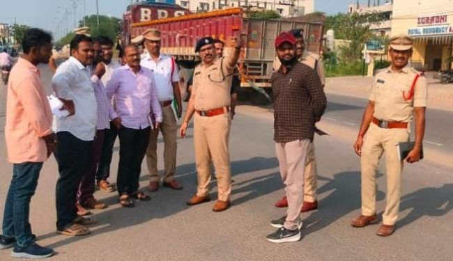 రోడ్డు ప్రమాదాల నివారణకు సమన్వయంతో చర్యలు బ్లాక్‌ స్పాట్ల గుర్తింపు, ట్రాఫిక్‌ ఎన్‌ఫోర్స్‌మెంట్‌పై ప్రత్యేక దృష్టి: డీసీపీ ఎ. భాస్కర్