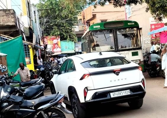 బస్సు వెళ్లేందుకు ఏది దారి?.. పాదచారులకు మార్గమేది?