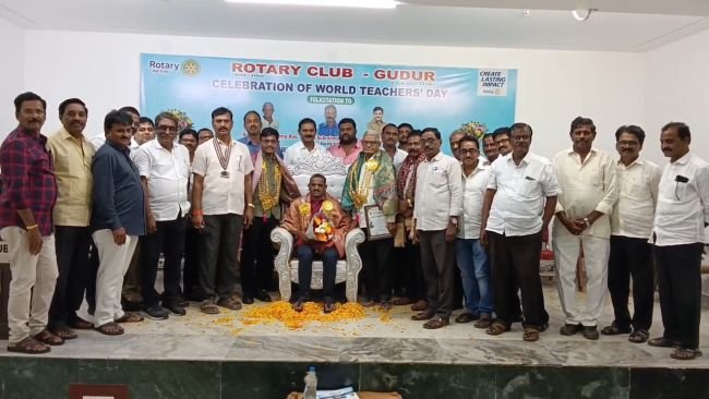 రోటరీ ఆద్వర్యంలో ఉపాధ్యాయులకు సన్మానం