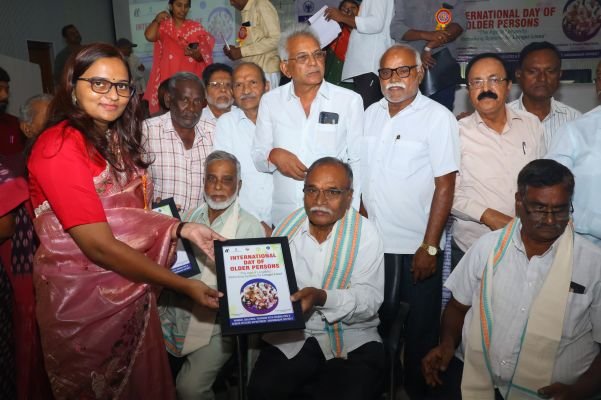 వయోవృద్ధులు సమాజానికి మార్గదర్శకులు - అదనపు కలెక్టర్ అశ్విని తానాజీ వాకడే 