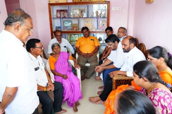 గొంగటి రఘునాథరెడ్డి కుటుంబాన్ని పరామర్శించిన ఎమ్మెల్యే 
