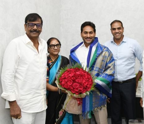 జగన్ మోహన్ రెడ్డి ని కలిసిన ఆనం కుటుంబ సభ్యులు