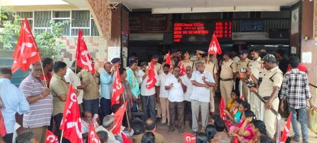 తొలగించిన పారిశుద్ధ్య కార్మికులను వెంటనే విధుల్లోకి తీసుకోవాలి: సిఐటియు