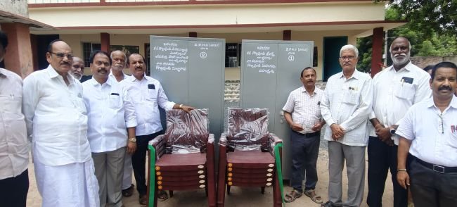 బాలికల హై స్కూల్ కు 2 బీరువాలు, 10 కుర్చీలు బహుకరణ.