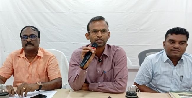 ఆర్డిఓ మున్సిపల్ వార్డు సెక్రటరీలు పంచాయతీ సెక్రటరీతో సమీక్ష  సమావేశం సమావేశం 