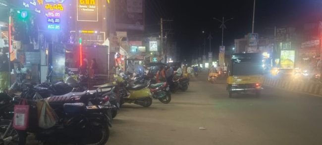 ఆక్రమణల గుప్పెట్లో  ప్రధాన రహదారి! 