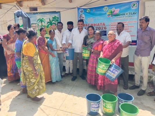 4 వ వార్డ్ లో తడి పొడి చెత్త బుట్టలు పంపిణీ చేసిన