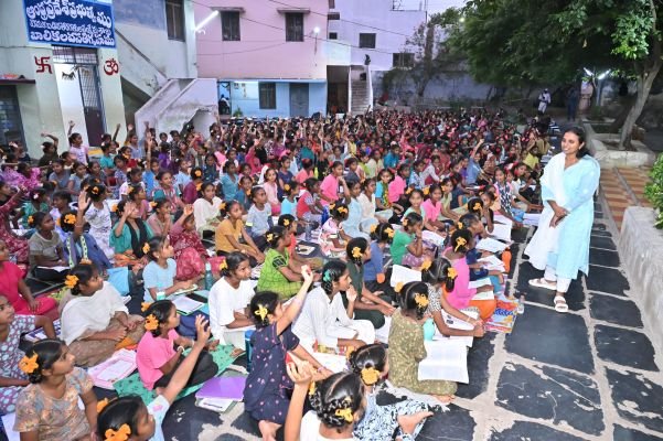 విద్యార్థులు లక్ష్య సాధనకు క్రమశిక్షణతో కృషి చేయాలి*