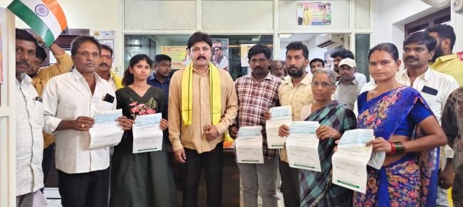 22 మంది సీఎంఆర్‌ఎఫ్ లబ్ధిదారులకు చెక్కుల పంపిణీ