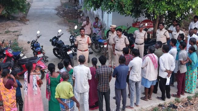 పోలీసుల కార్డన్ సెర్చ్ - 20 ద్విచక్ర వాహనాల స్వాధీనం