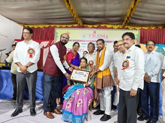 విద్యార్థులను ఉత్తమ పౌరులుగా తీర్చిదిద్దేది టీచర్లే