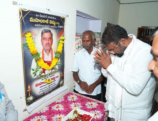 మృతుడి కుటుంబాన్ని పరామర్శించిన మంత్రి