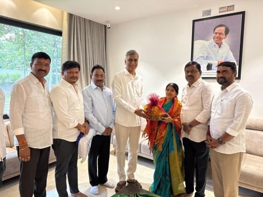 మాజీ మంత్రి హరీశ్‌రావును మర్యాదపూర్వకంగా కలిసిన కర్నాటి వజ్రమ్మ వెంకటేశం దంపతులు