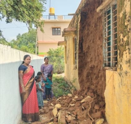 వర్షానికి కూలిన అంగన్వాడి భవనం గోడ..