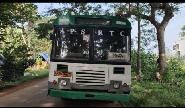 ఇది బండి కాదు మొండి..!మళ్లీ మొరాయించిన ఆర్టీసీ బస్సు
