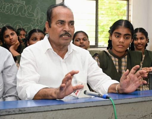 సీఎం, డిప్యూటీ సీఎంను విమర్శించే అర్హత లేదు -వైసీపీ పాపాల పుట్ట-అప్పుల కుప్పగా రాష్ట్రాన్ని మార్చారు -నామినేషన్ వేయనీయని నియంత చరిత్ర మీది : ఎమ్మెల్యే ఆరణి శ్రీనివాసులు