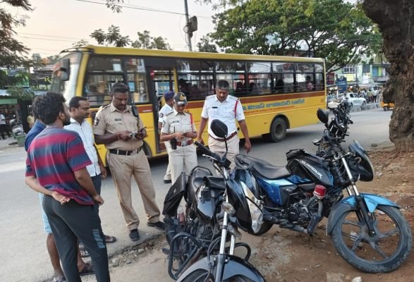 *ప్రధాన కూడళ్లలో పోలీసులు నిరంతరం గస్తీ..*
