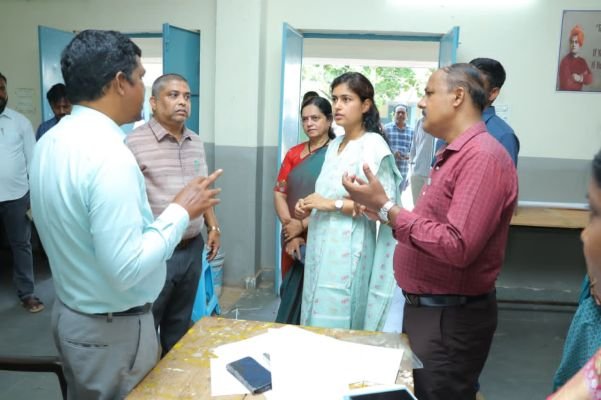 పాఠశాలలో వసతులను పరిశీలించిన జిల్లా కలెక్టర్