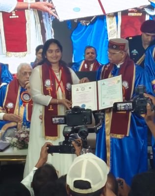 యూనివర్సిటీ స్థాయిలో మూడు బంగారు పతకాలు సాధించిన ఆత్మకూరు విద్యార్థిని 