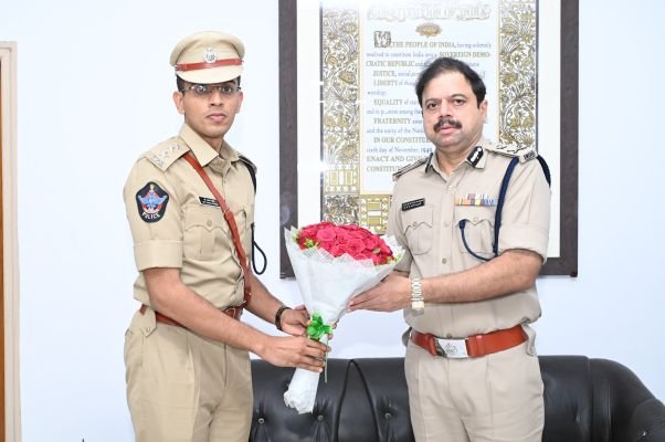 జిల్లా ఎస్పీ కలిసిన నూతన ఎ ఎస్పి