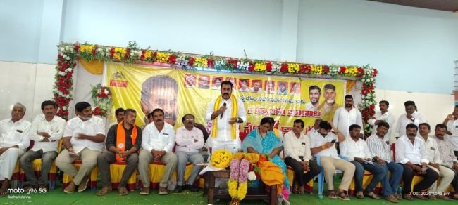 మహిళా సంఘాలకు చెక్కులు పంపిణి..