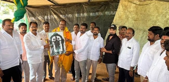 కోళ్లఫారం ప్రారంభంలో టిడిపి నాయకులు